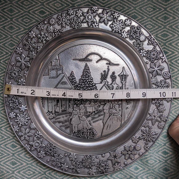 Wilton 1980 Christmas Plate with Snowflake Border - Picture 8 of 8